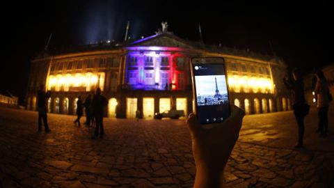 SANTIAGO. Fachada del concello compostelano iluminada con los colores de la bandera de Francia.
