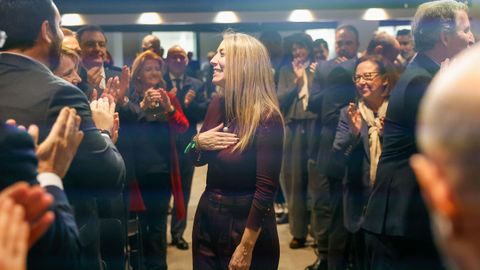 a presidenta en funciones de la Junta de Extremadura, Mar&iacute;a Guardiola, recibe los aplausos de los asistentes a su llegada a la reuni&oacute;n de la junta directiva nacional del PP.