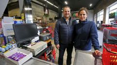 Miguel Lago, cofundador del Mercaplaza, con su hija, Raquel, que ahora es la encargada del negocio. 