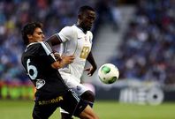 Jonathan Vila, en una acci�n con el colombiano del Oporto Jackson Mart�nez.