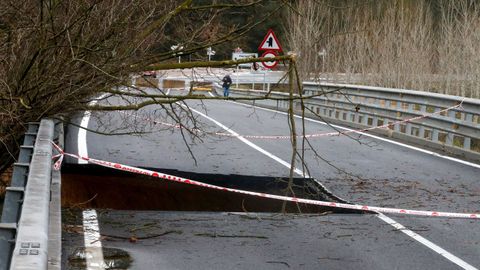 La carretera C-35 a su paso por el Pont de Ferro en Hostalric (Barcelona), permanece cortada debido a un enorme socavn producido por los efectos del temporal.