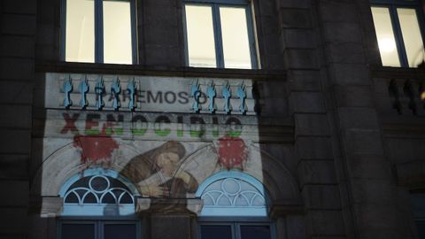 Proyeccin con el lema Paremos o xenocidio en la fachada de la Facultade de Belas Artes, en Pontevedra