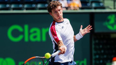 El tenista espa�ol Pablo Carre�o Busta devuelve la bola al estadounidense Steve Johnson, durante el partido de la tercera ronda Abierto de Miami