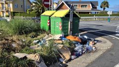 Glorieta de A Valexa, junto a la va rtabra, es uno de los puntos negros donde se acumula basura junto a contenedores en Sada.