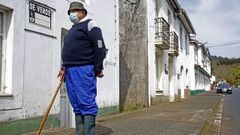 Un hombre pasea con su bast�n por Ponte de Mera, donde solo quedan una farmacia y un estanco