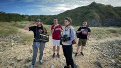 El cineasta gijons Roberto F. Canuto, junto a parte del equipo del rodaje de la produccin asturchina Circulos sobre agua, bajo nubes de algodn, que grabar en Asturias junto al realizador chino Xu Xiaoxi