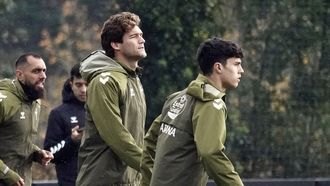 Andr�s Anta��n, a la derecha, en un entrenamiento con el primer equipo del Celta.