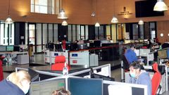 Trabajadores, con mascarillas, en las instalaciones del Servicio de Emergencias del Principado de Asturias