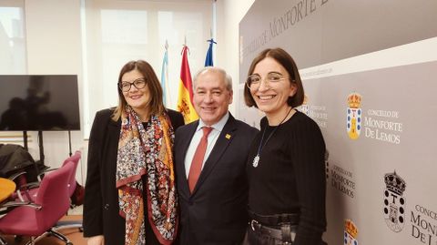 Tom, con las responsables de la UNED en Lugo y Monforte, a la derecha