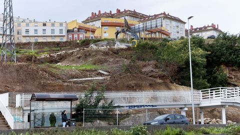 Las máquinas ya trabajan para urbanizar la parcela de 30.000 metros cuadrados de Pedralonga donde 17 de los expropiados por el Novo Chuac construirán sus nuevas vivienas.