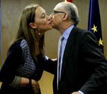La conselleira Elena Mu�oz saluda al ministro Montoro al comienzo del consejo de ayer.