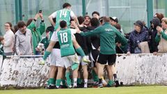 El equipo burelista celebra en A Marosa uno de los goles que le dieron la permanencia en la �ltima jornada liguera de la Preferente