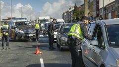 Un control conjunto realizado por agentes de la Polica Nacional y la Local en Santiago para vigilar el cumplimiento del cierre perimetral