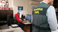 Agentes de uno de los equipos de investigaci�n de estafas telem�ticas de la Guardia Civil