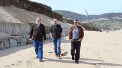 Los concejales Luis Lamas y Miguel �ngel Vales, de Obras y Medio Ambiente, junto al alcalde, Daniel P�rez, en la playa de Razo. 