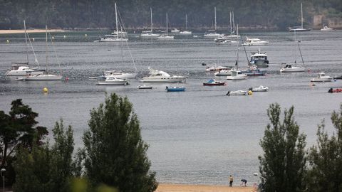 Decenas de embarcaciones de recreo fondearon el último agosto en la playa de Arneles, en Aldán