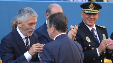 El ministro de Interior condecorando al alcalde Abel Caballero