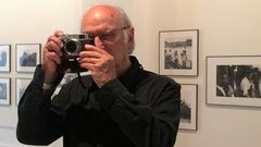 Carlos Saura, retratado como fotgrafo, en otro de sus mbitos artsticos preferidos