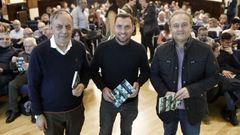 Rub�n Ri�s (no centro) na presentaci�n do libro no Liceo de Ourense, con Xos� Lois Foxo e Armando Requeixo