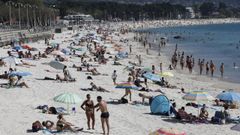 Imagen de la playa de Samil este lunes, primer d�a de su reapertura al ba�o