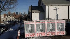 Carteles con la imagen de Renee Nicole Good, asesinada por el ICE, en Minne�polis