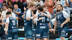 Los jugadores del Cangas, en un partido en O Gata�al.