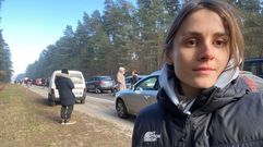 Yuliia Diachenko, que est� casada con el pontevedr�s Pablo, en medio de la huida del pa�s, que fue a c�mara lenta por las enormes caravanas.