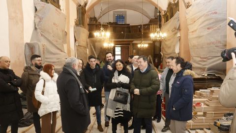 Rom�n Rodr�guez, durante su visita a la capilla lucense
