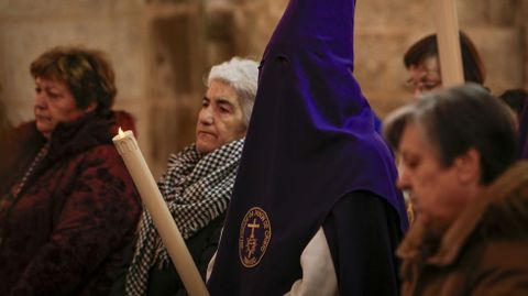 Viacrucis en el interior de la iglesia de Rianxo