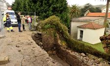 Las autoridades municipales y los t�cnicos inspeccionaron ayer el  muro.