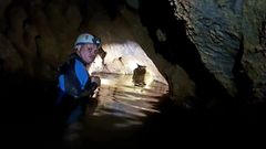 Marcos Vaqueiro, durante los trabajos topogr�ficos del Lago Sur, en la cueva del Rei Cintolo, en Mondo�edo, durante este a�o