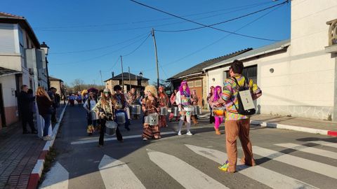 Otra de las comparsas al iniciar el recorrido por la avenida principal