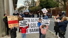 Las familias del colegio de Baamonde protestaron en el exterior del Parlamento