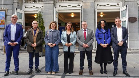 La vicepresidenta del Principado, Gimena Llamedo (c), el presidente de la Academia de la Llingua, Xose Antn Glez Riao (3d), la consejera de Cultura Vanessa Gutirrez (2d), el consejero de Urbanismo, Ovidio Zapico (d) y la consejera de Educacin, Lydia Espina (3i), posan para los medios grficos delante del Teatro Campoamor de Oviedo que acoge hoy viernes el acto de celebracin del '46 Da de les Lletres Asturianes'