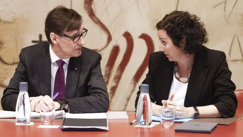 El presidente de la Generalitat, Salvador Illa, junto a la consellera de Econom�a y Finanzas, Alicia Romero.