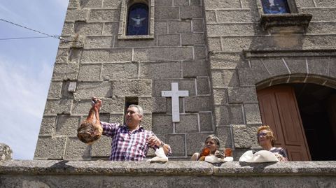 Poxa tradicional de cacholas e lacns de las fiestas en honra a san Antonio en Cualedro