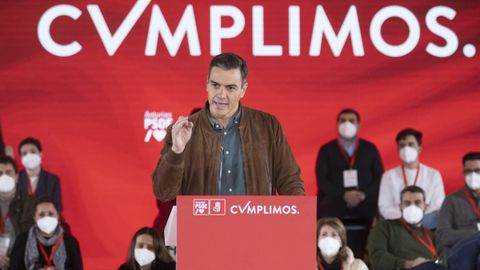 El presidente del Gobierno y secretario general del PSOE, Pedro S�nchez, interviene en un acto del partido socialista en el Recinto Ferial Luis Adaro de Gij�n