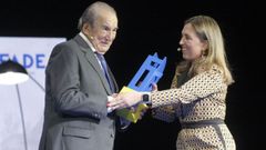 La presidenta de la Federaci�n Asturiana de Empresarios (d) entrega el Premio a la Trayectoria Empresarial a Daniel Alonso, presidente de honor del grupo que lleva su nombre