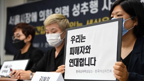 Las portavoces de asociaciones de mujeres exigieron este lunes a la policia surcoreana que contin�e con la investigaci�n de los presuntos abusos sexuales del difunto alcalde de Se�l