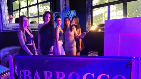 De izquierda a derecha: Estela, Ana, Tamar, Mnica, que tiene una botella en la mano,  y Cristina