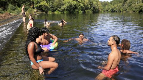 J�venes disfrutando de un ba�o en el Piago