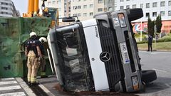 Camin volcado en la avenida de Monelos, a la altura del Barrio de las Flores