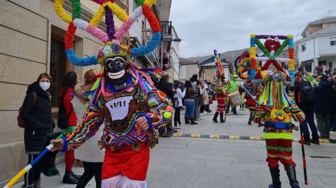 El folin As Carrelas de Viana do Bolo participa en el desfile de Vilario de Conso