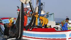 La pol�tica pesquera de la UE afecta a todos los profesionales que viven del mar, como a los tripulantes de este �xeiteiro� que aparece capturando sardina en Arousa en el 2020