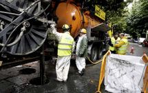 <span lang= es-es >Prospecciones en los sumideros</span>. Efectivos y medios de la empresa especializada AST, de Asturias, subcontratada por FCC, realizan estos d�as trabajos en el Cant�n, tras pasar por Irmandi�os.