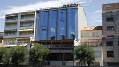 Una vista de la fachada posterior del hotel Cardenal, que da sobre el r�o Cabe