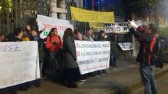 Concentraci�n de auxiliares educativos y fisioterapeutas a la puerta de la Junta General.Concentraci�n de auxiliares educativos y fisioterapeutas a la puerta de la Junta General 