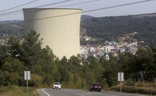 Torre de refrigeraci�n de la central t�rmica de carb�n de Endesa en As Pontes, cuyo futuro est� en el aire