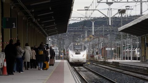 El tren Alvia Lugo-Madrid entra en la estaci�n de Monforte, en una fotograf�a de noviembre del 2025