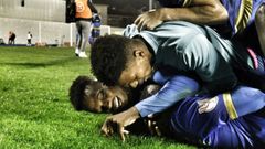 Abrazo de los jugadores del Ourense CF tras clasificarse para la siguiente fase de la Copa del Rey.